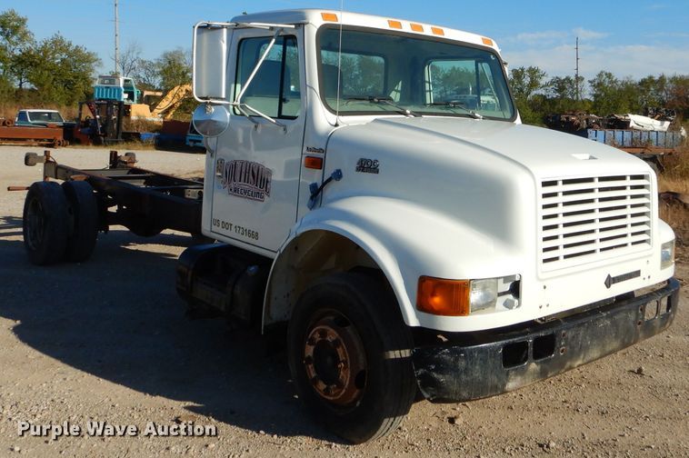 image for item EY9431 1999 International 4700 truck cab and chassis