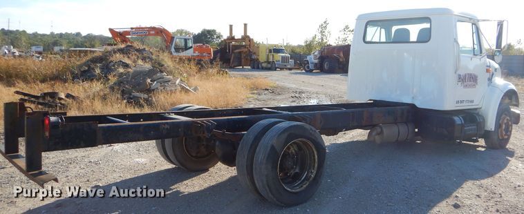 image for item EY9431 1999 International 4700 truck cab and chassis