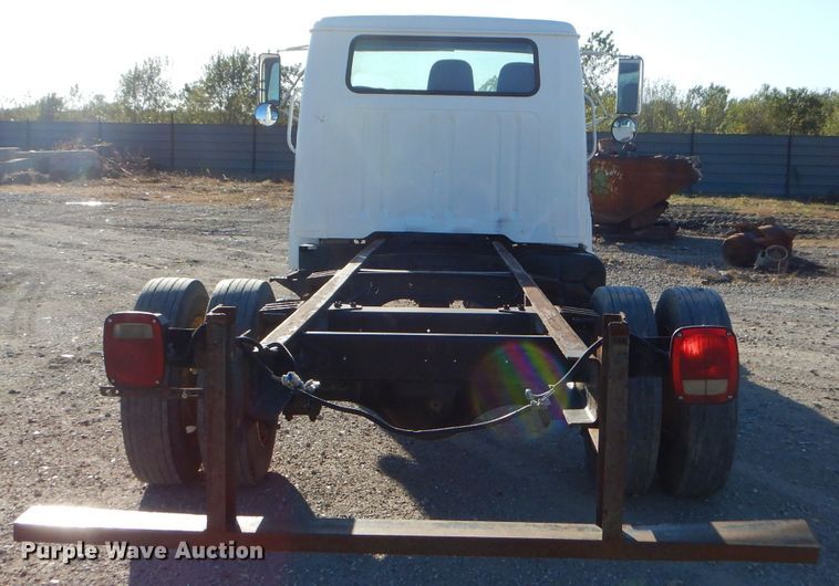 image for item EY9431 1999 International 4700 truck cab and chassis