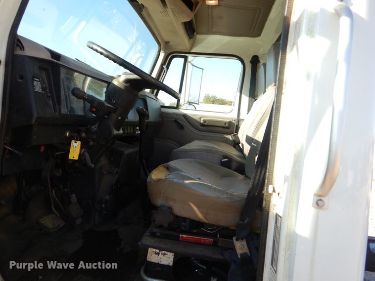 image for item EY9431 1999 International 4700 truck cab and chassis