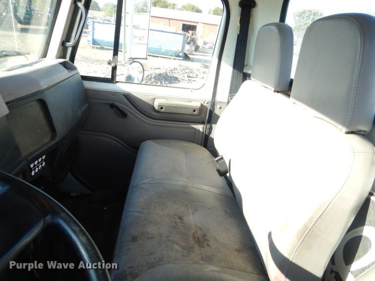 image for item EY9431 1999 International 4700 truck cab and chassis