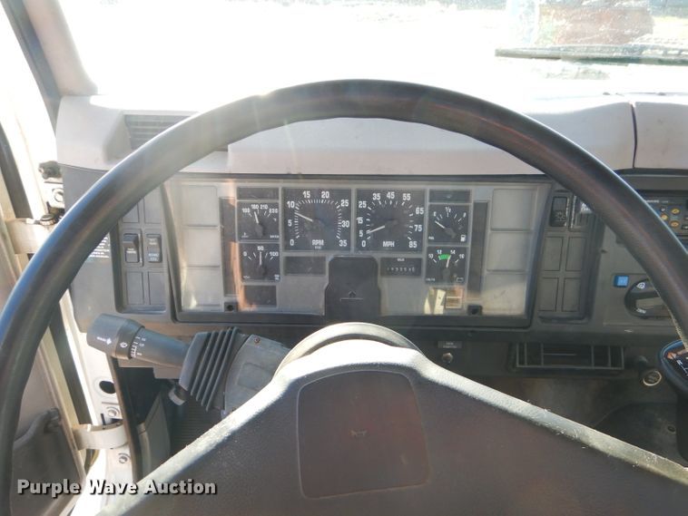 image for item EY9431 1999 International 4700 truck cab and chassis