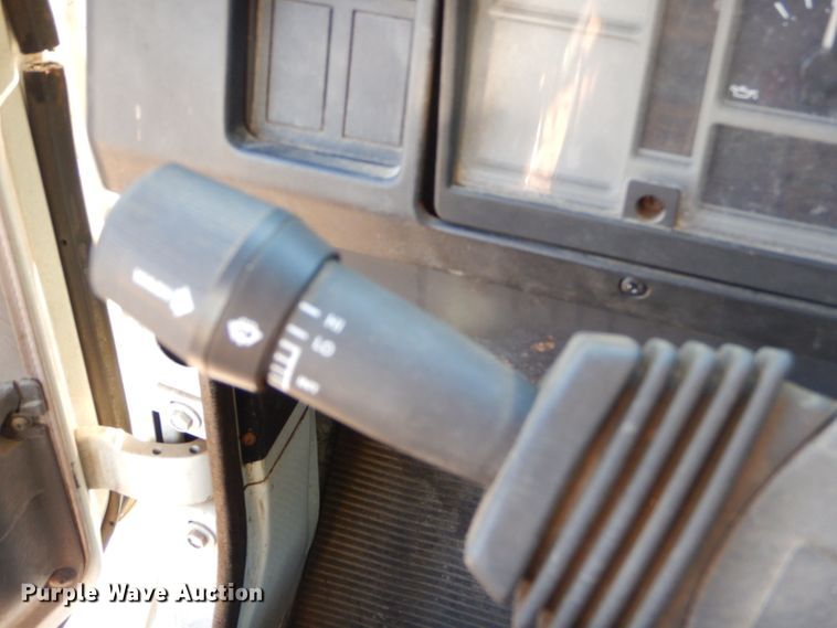 image for item EY9431 1999 International 4700 truck cab and chassis