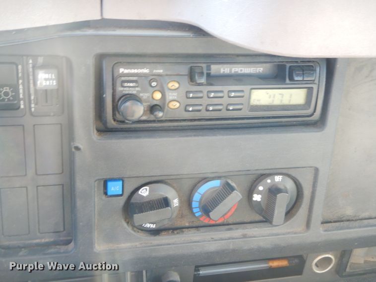 image for item EY9431 1999 International 4700 truck cab and chassis