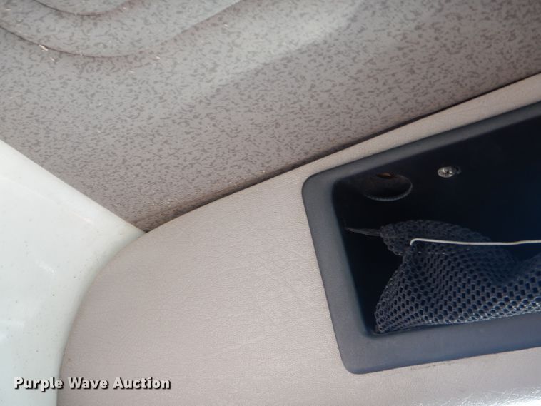 image for item EY9431 1999 International 4700 truck cab and chassis