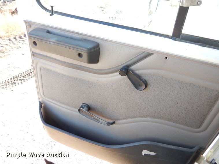 image for item EY9431 1999 International 4700 truck cab and chassis