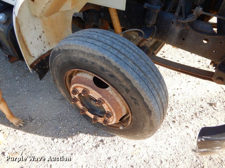 image for item EY9431 1999 International 4700 truck cab and chassis