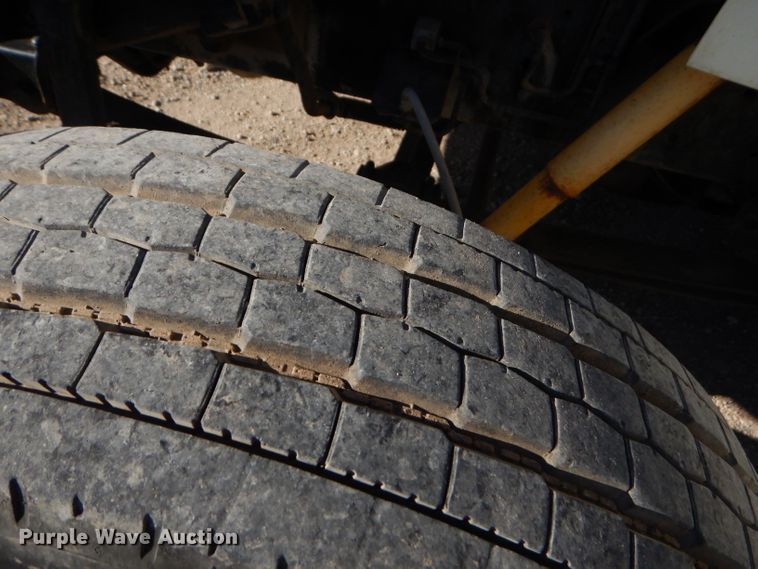 image for item EY9431 1999 International 4700 truck cab and chassis