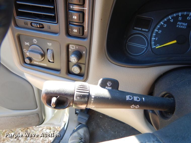 image for item EY9438 2001 Chevrolet Suburban 1500 SUV