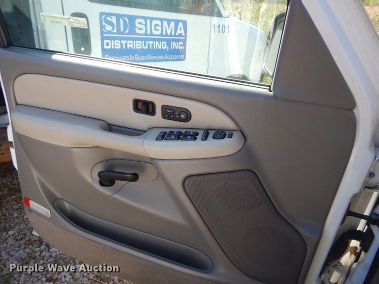 image for item EY9438 2001 Chevrolet Suburban 1500 SUV