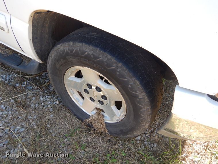 image for item EY9438 2001 Chevrolet Suburban 1500 SUV