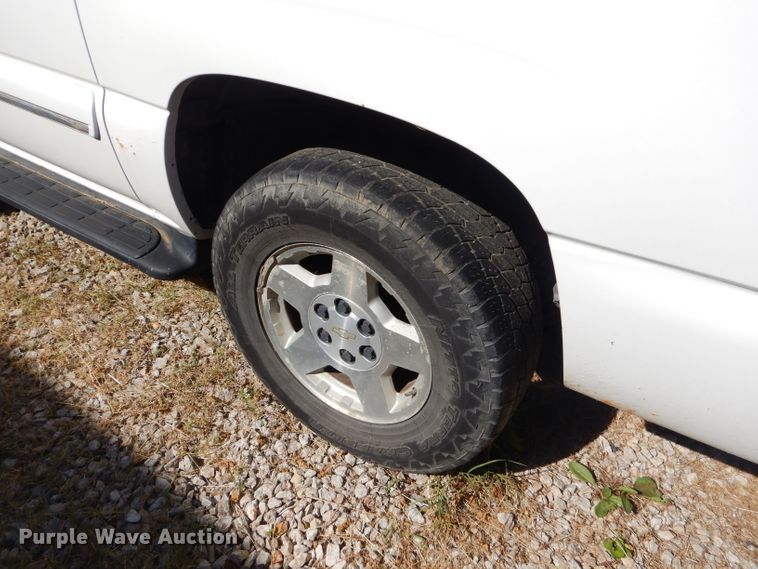 image for item EY9438 2001 Chevrolet Suburban 1500 SUV