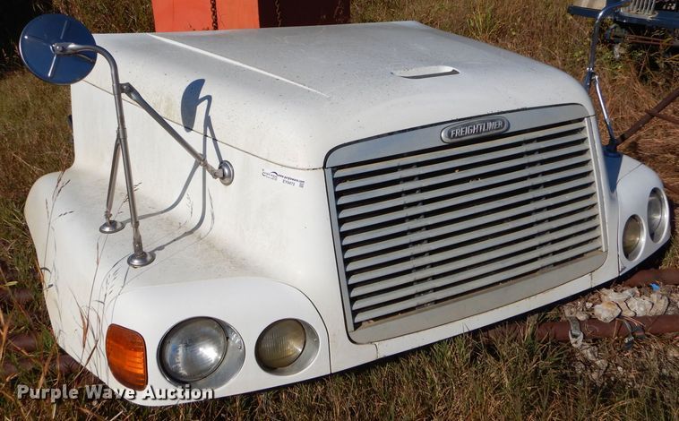 image for item EY9472 Freightliner hood