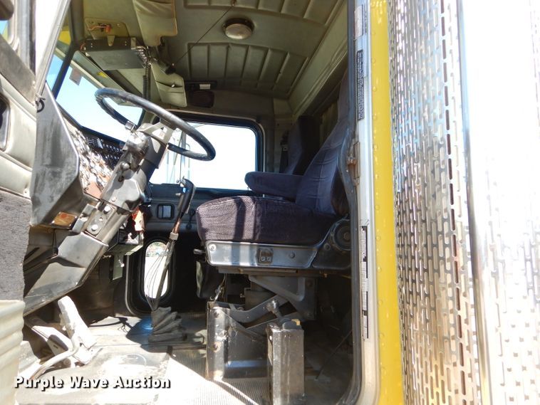 image for item EY9489 1994 Peterbilt 378 semi truck