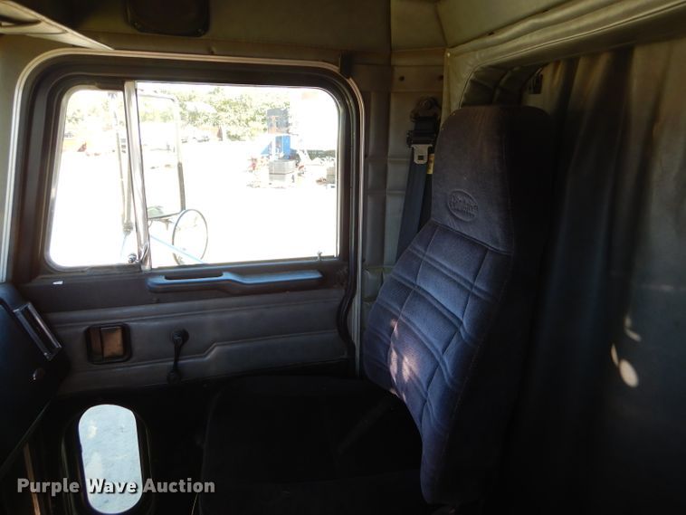 image for item EY9489 1994 Peterbilt 378 semi truck