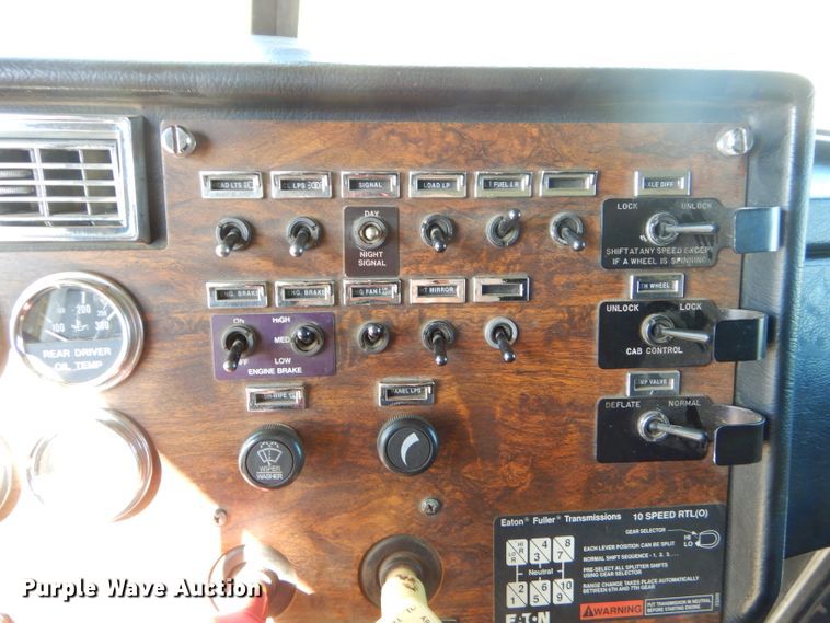 image for item EY9489 1994 Peterbilt 378 semi truck