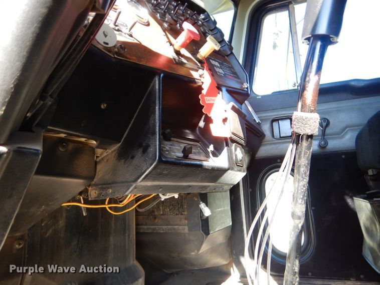 image for item EY9489 1994 Peterbilt 378 semi truck