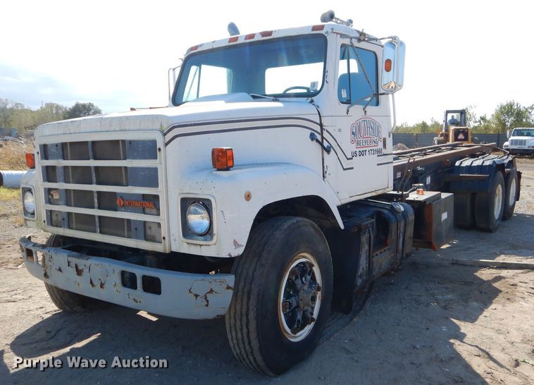 image for item EY9492 1988 International F2575 roll-off container truck