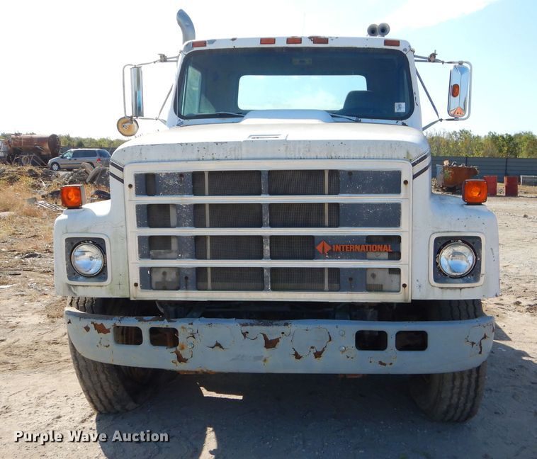 image for item EY9492 1988 International F2575 roll-off container truck