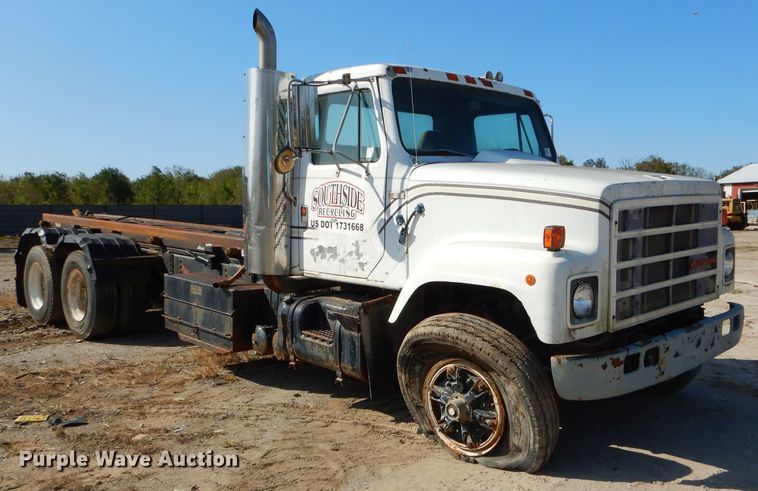 image for item EY9492 1988 International F2575 roll-off container truck