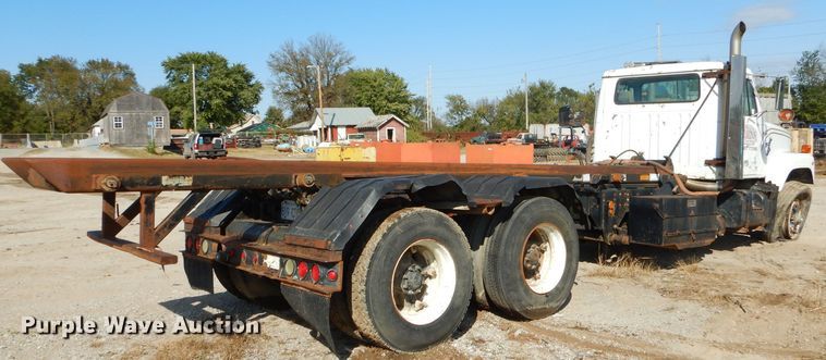 image for item EY9492 1988 International F2575 roll-off container truck