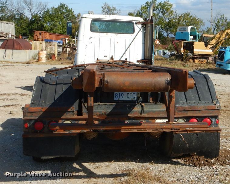 image for item EY9492 1988 International F2575 roll-off container truck