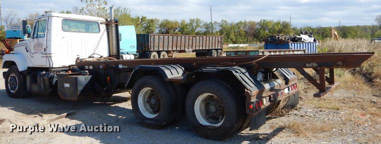 image for item EY9492 1988 International F2575 roll-off container truck