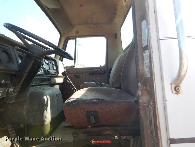 image for item EY9492 1988 International F2575 roll-off container truck