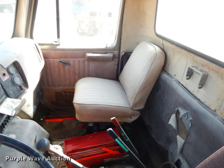 image for item EY9492 1988 International F2575 roll-off container truck