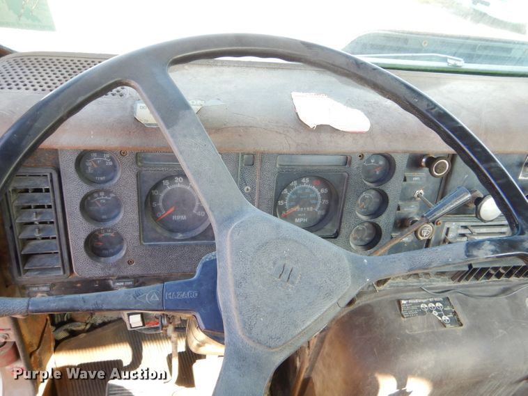 image for item EY9492 1988 International F2575 roll-off container truck