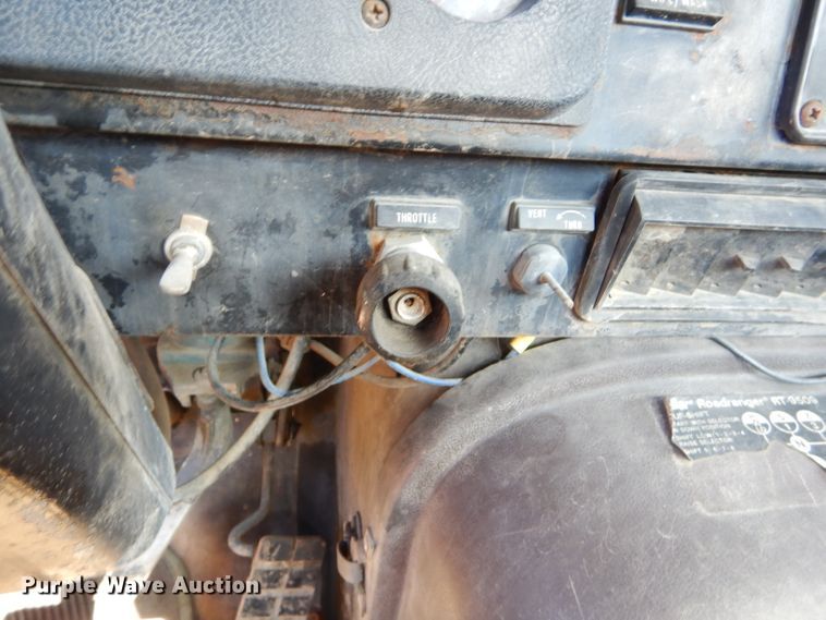 image for item EY9492 1988 International F2575 roll-off container truck