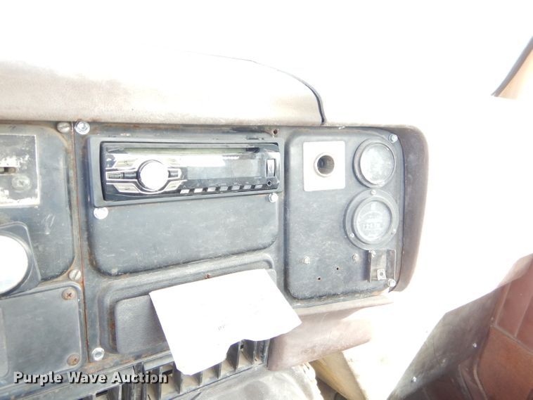 image for item EY9492 1988 International F2575 roll-off container truck