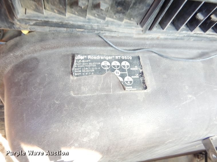 image for item EY9492 1988 International F2575 roll-off container truck