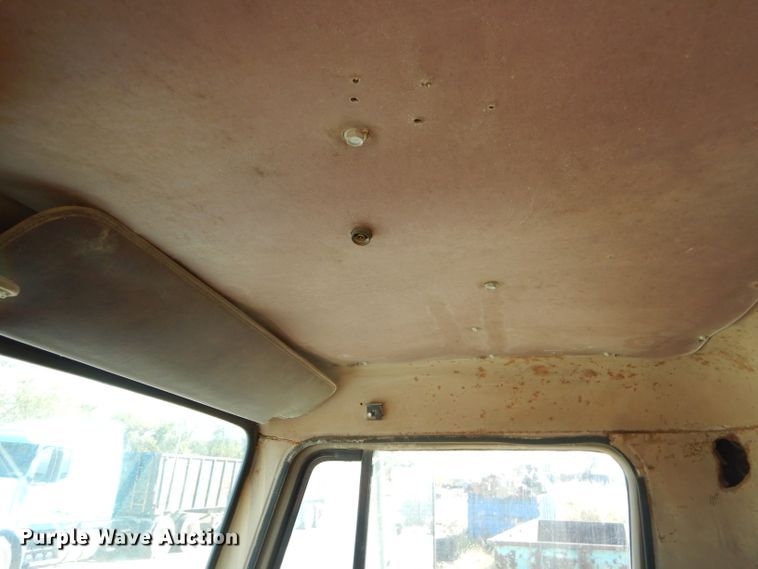 image for item EY9492 1988 International F2575 roll-off container truck