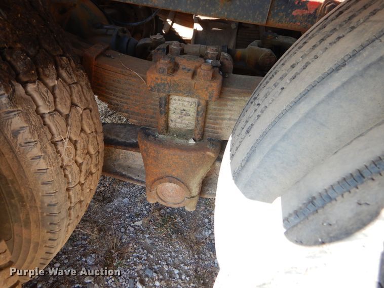 image for item EY9492 1988 International F2575 roll-off container truck