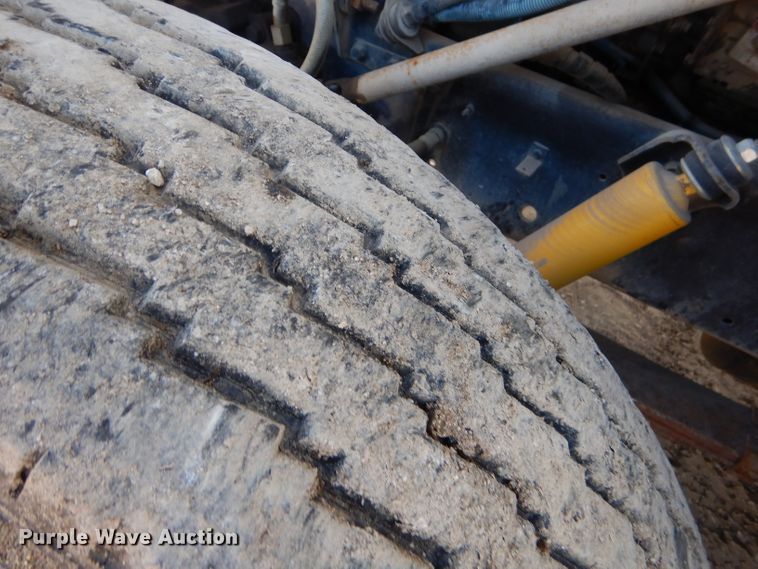 image for item EY9492 1988 International F2575 roll-off container truck