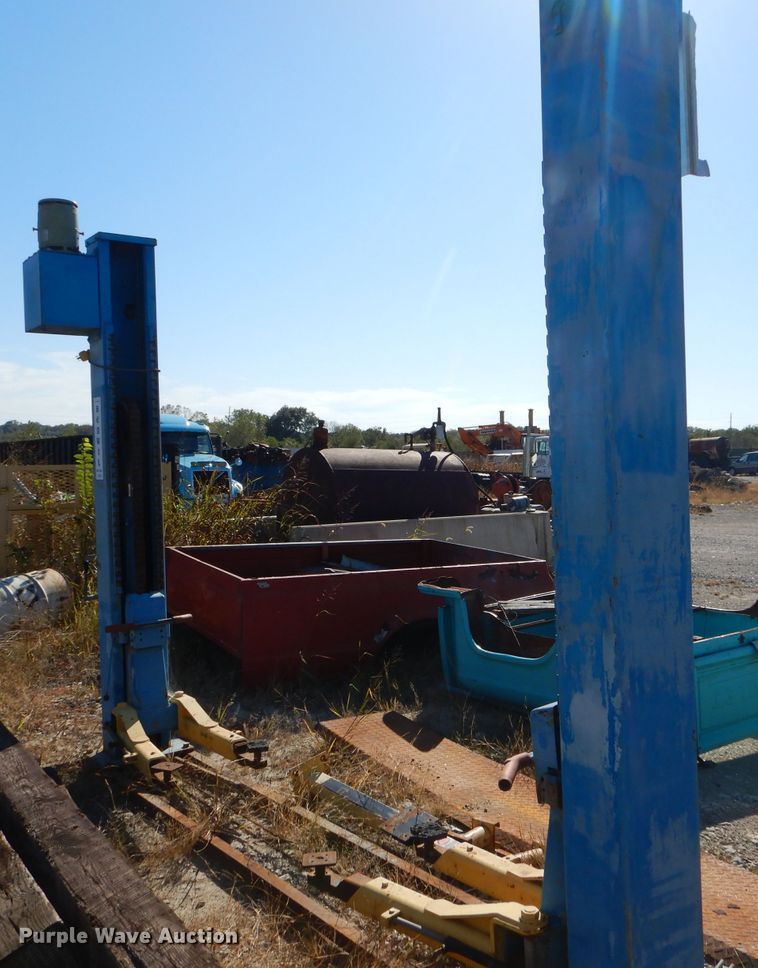 image for item EY9494 Benwil TP7 two post automotive lift