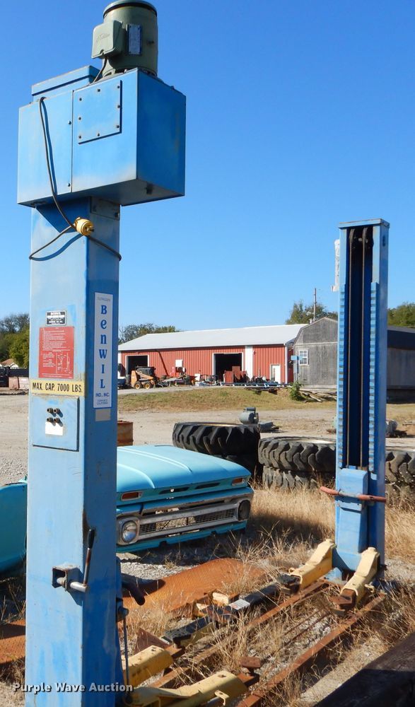 image for item EY9494 Benwil TP7 two post automotive lift