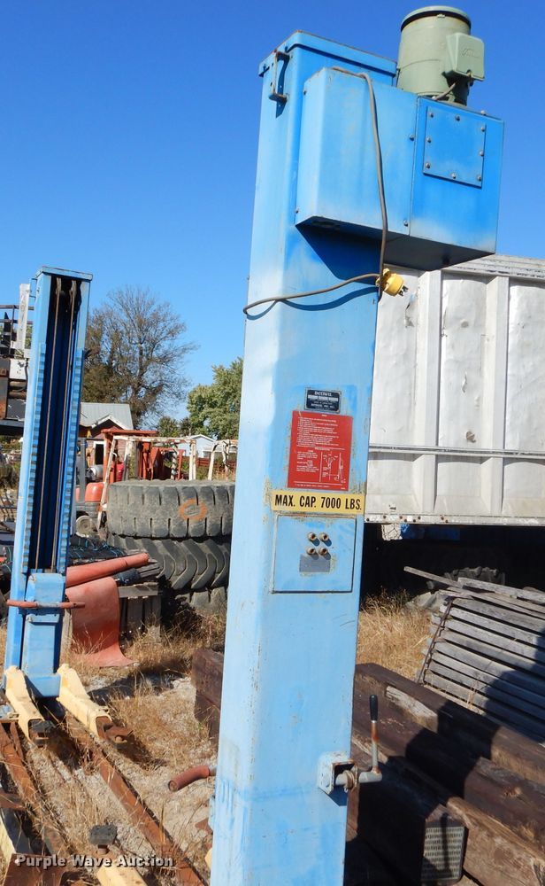 image for item EY9494 Benwil TP7 two post automotive lift