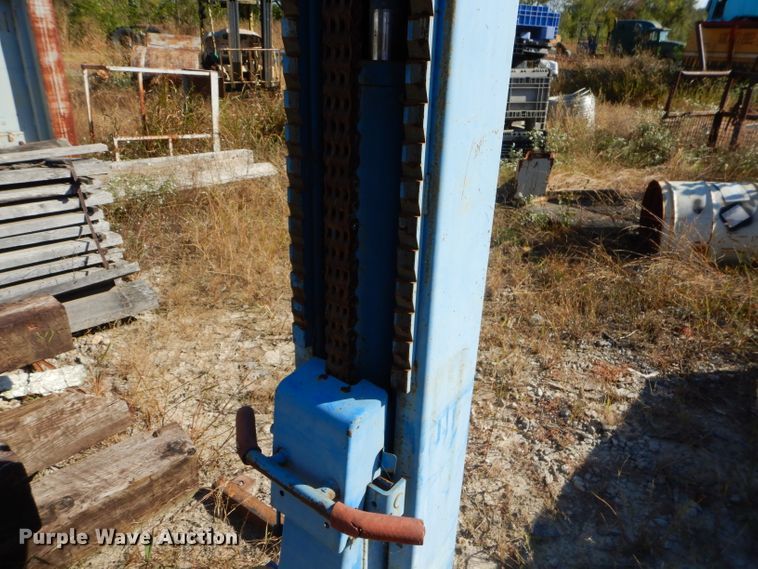 image for item EY9494 Benwil TP7 two post automotive lift