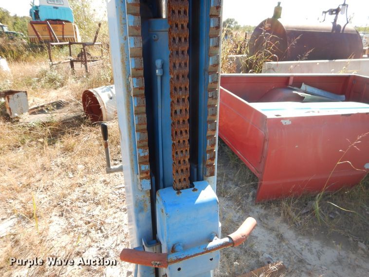 image for item EY9494 Benwil TP7 two post automotive lift