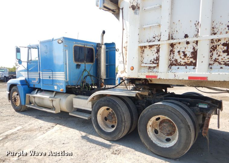 image for item FA9781 1999 Freightliner FLD semi truck