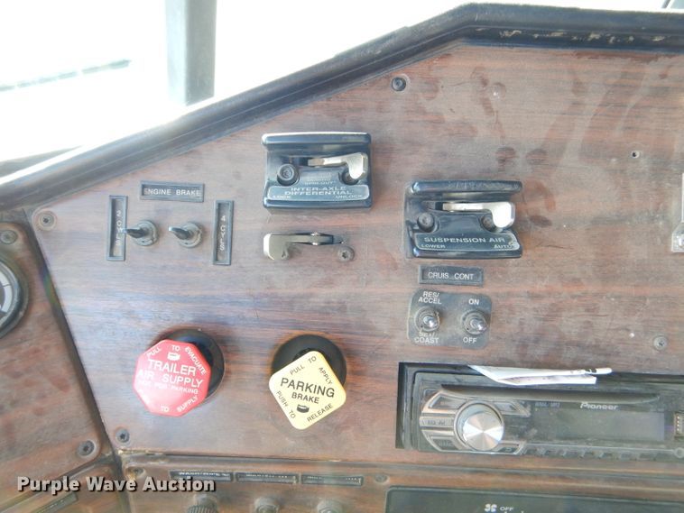 image for item FA9781 1999 Freightliner FLD semi truck