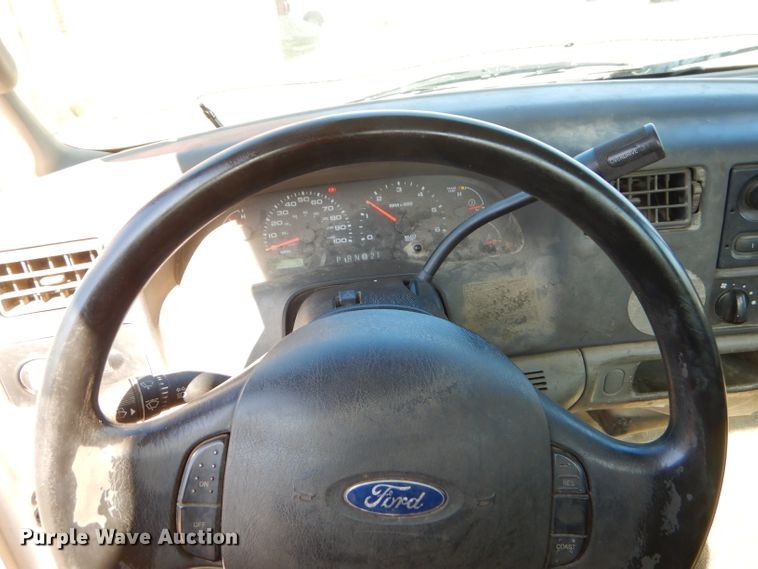 image for item FA9807 2003 Ford F250 Super Duty utility bed pickup truck