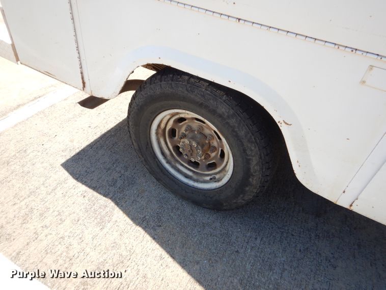 image for item FA9807 2003 Ford F250 Super Duty utility bed pickup truck