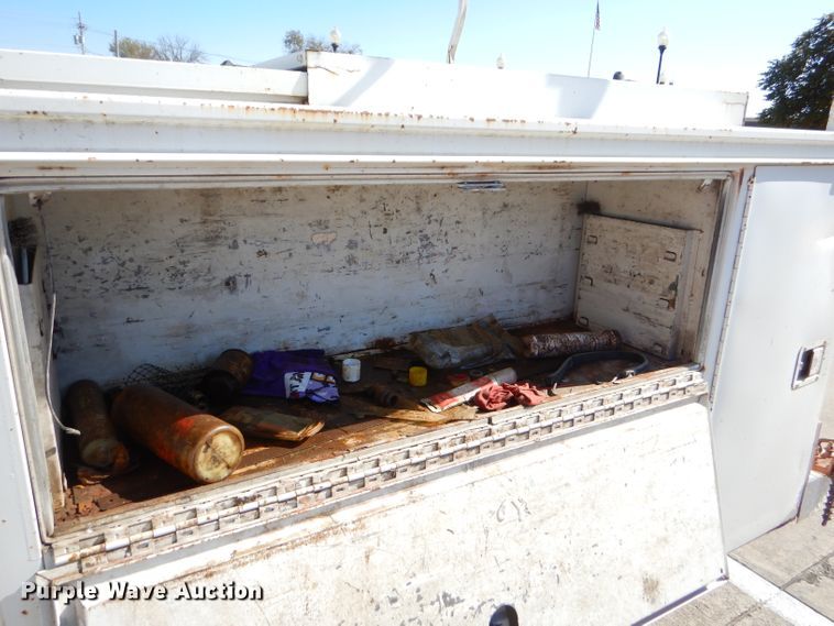 image for item FA9807 2003 Ford F250 Super Duty utility bed pickup truck