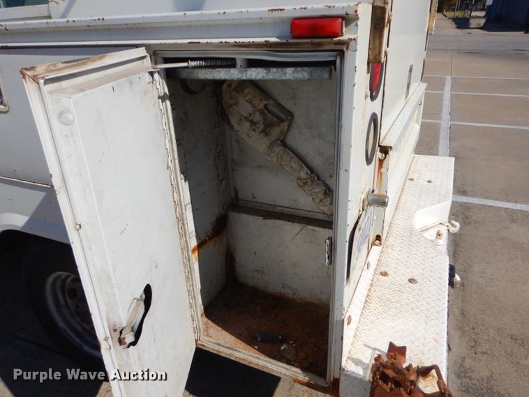 image for item FA9807 2003 Ford F250 Super Duty utility bed pickup truck