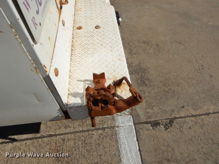 image for item FA9807 2003 Ford F250 Super Duty utility bed pickup truck