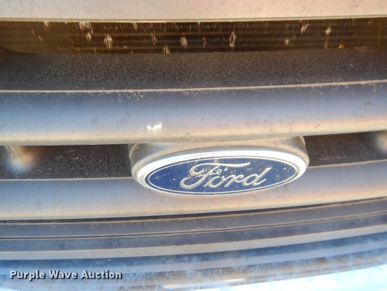 image for item FA9807 2003 Ford F250 Super Duty utility bed pickup truck