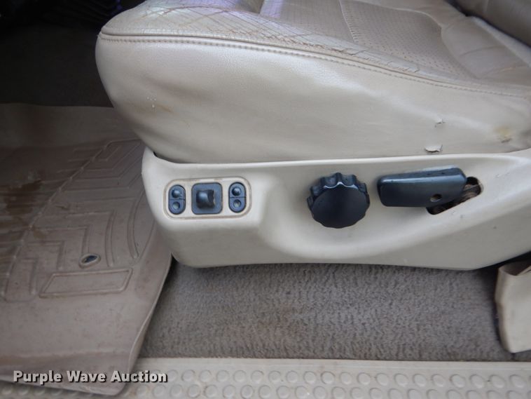 image for item FF9042 2001 Ford F350 Super Duty Crew Cab pickup truck